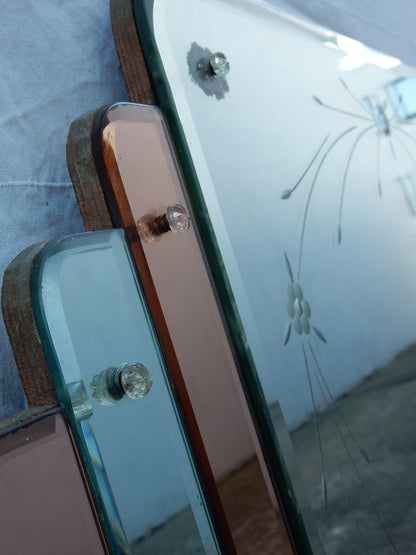 Art-Déco Wandspiegel – Detail der Glasrosetten und seitlichen Spiegelelemente
