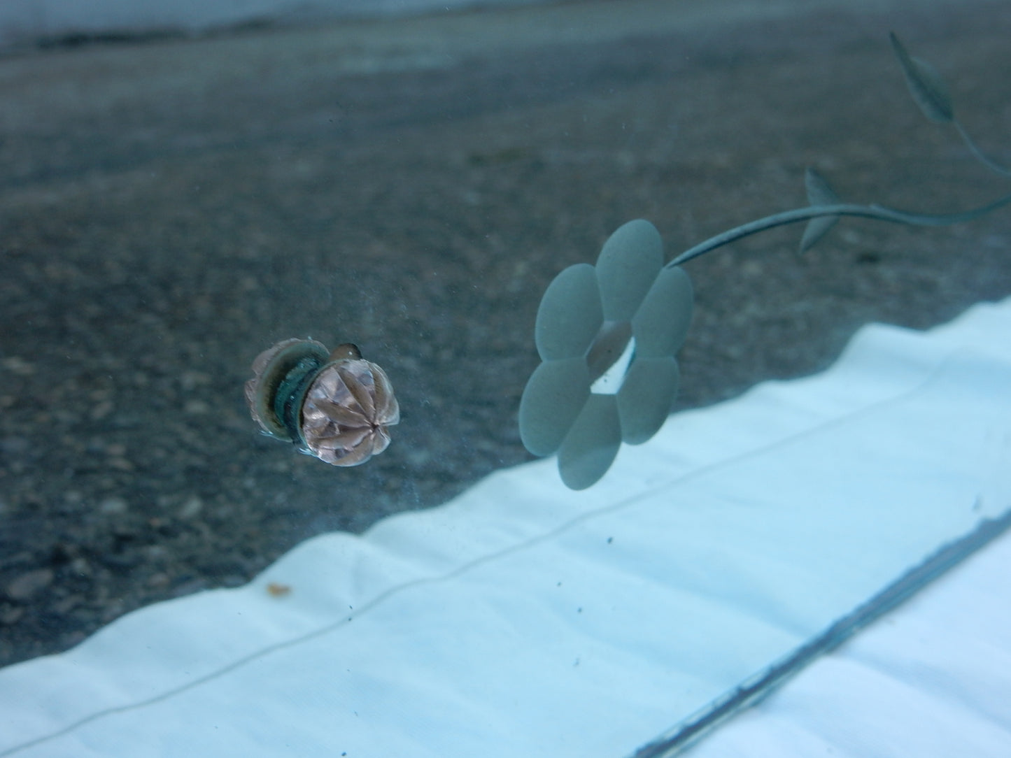 Art-Déco Wandspiegel – Detail einer Glasrosette und des floralen Dekors