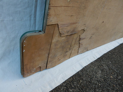 Art-Déco Wandspiegel – Detail der altersbedingten Spuren an der rückseitigen Holzplatte