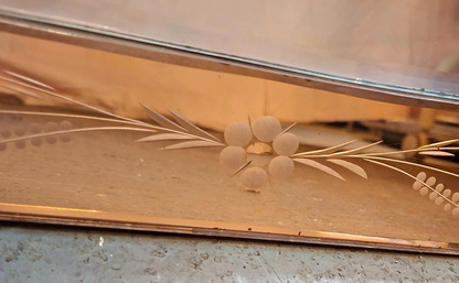 Art-Déco Wandspiegel mit Pfirsichglas & floraler Ätzung – 1930er Jahre
