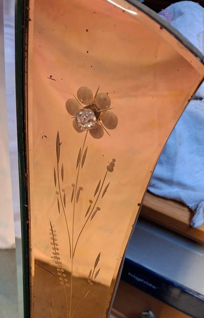 Seitliches roséfarbenes Spiegelglas mit geätztem Blumendekor und Rosette