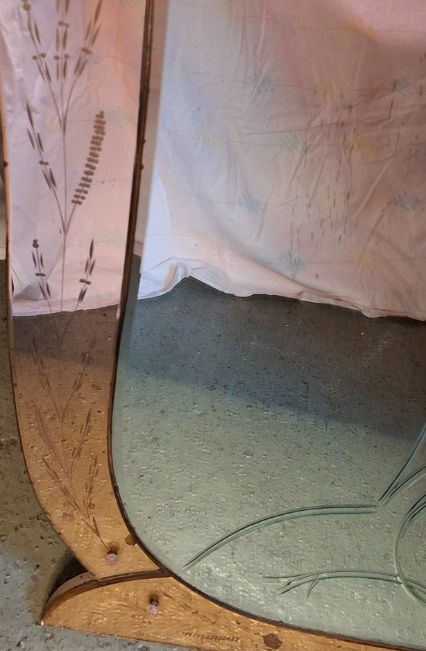 Seitliche Ansicht des Art-Déco Wandspiegels mit gebogenen Spiegelglas-Elementen