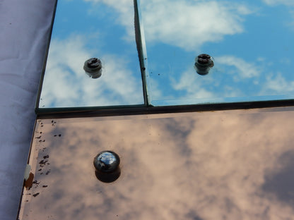 Detail der gravierten Vogelszene im Spiegelglas