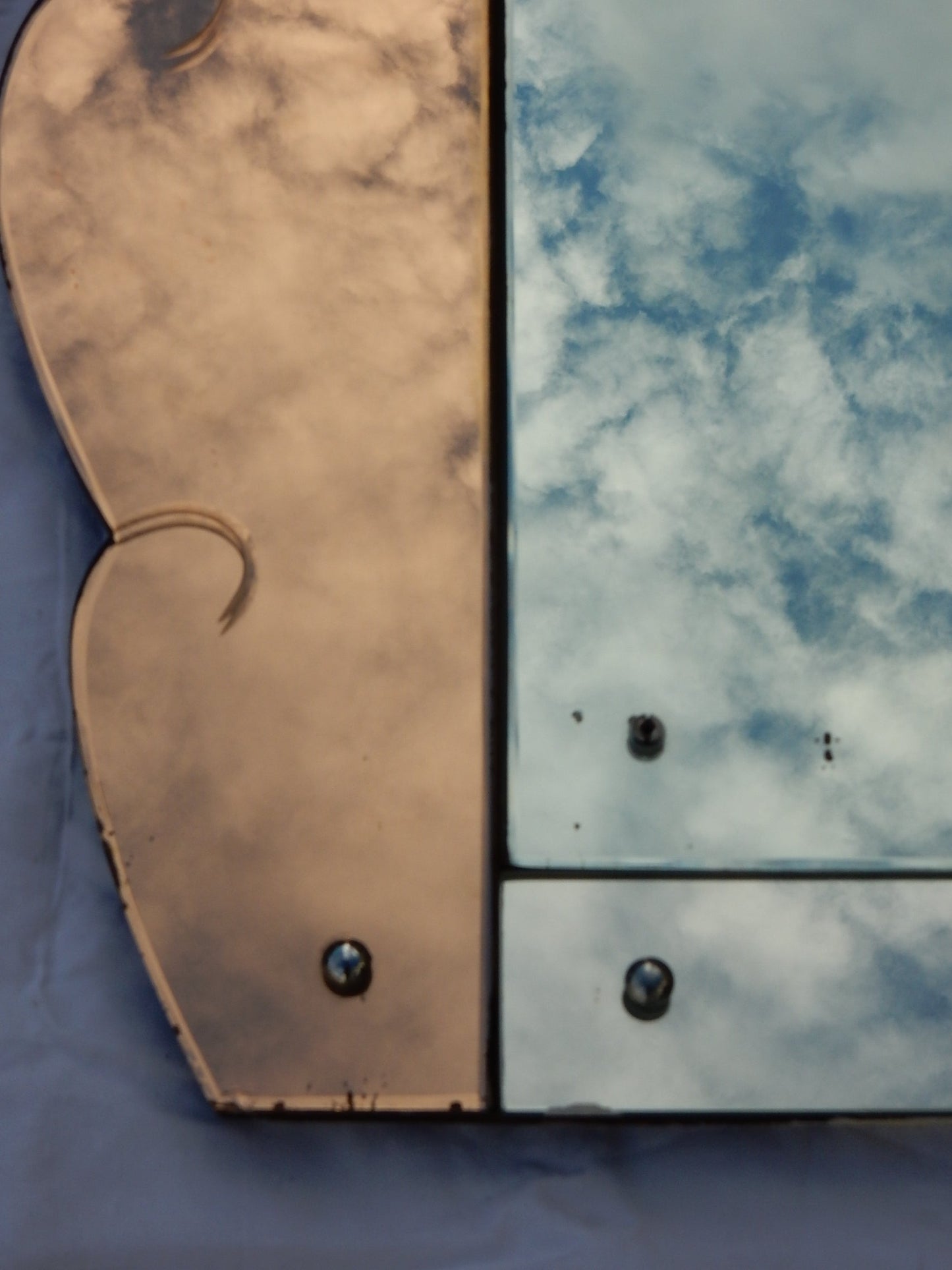 Detailansicht der Spiegelglasflächen und Befestigungen
