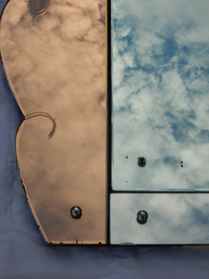 Detailansicht der Spiegelglasflächen und Befestigungen