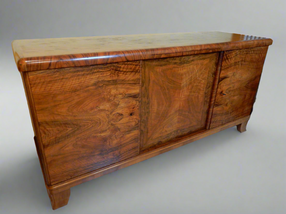 30er Jahre Esszimmerschrank / Sideboard Nussholz Art Déco