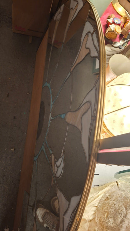 Seitliche Detailansicht des Vintage Bettkopfteils mit Spiegeln und farbigen Einlagen