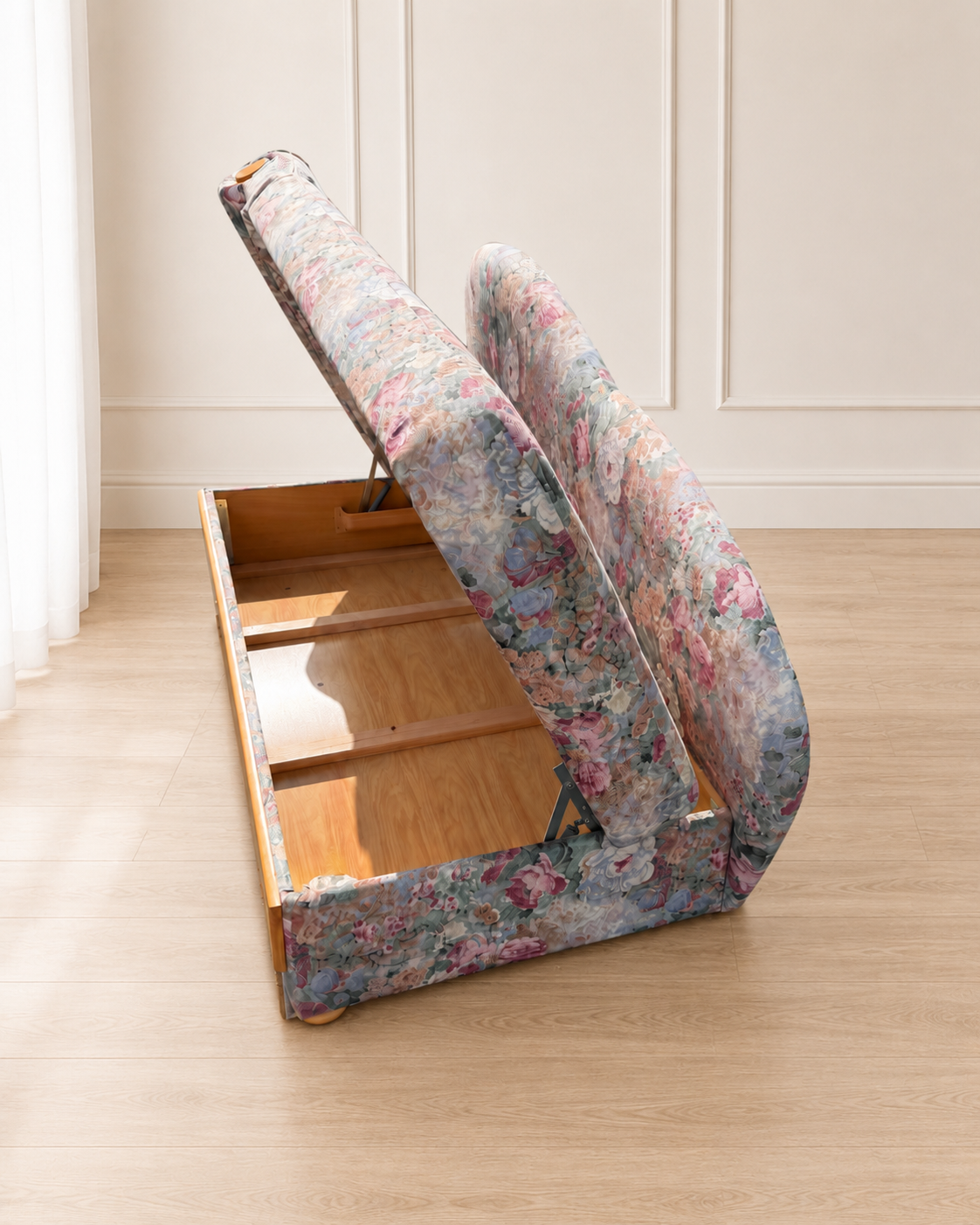 Vintage Chaiselongue mit Bettkasten – floraler Bezug