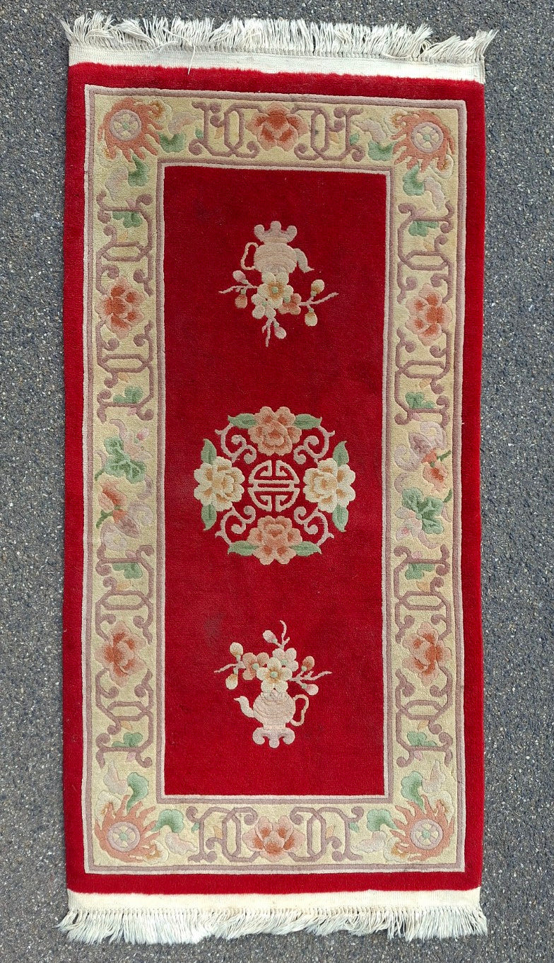 Chinesischer Vintage-Wollteppich mit Maßstab an der Breite