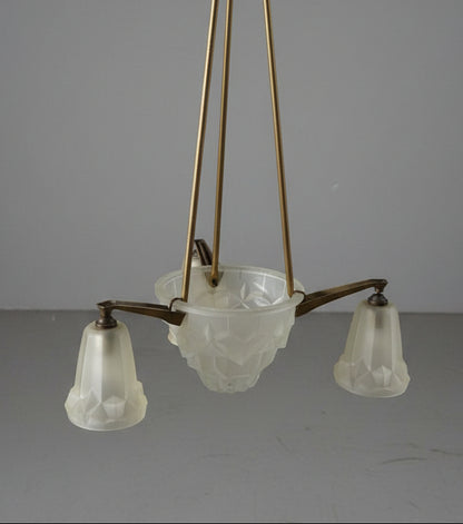 Degué Art-Déco-Deckenleuchte um 1930 mit zentraler Glasschale und drei Seitenschirmen