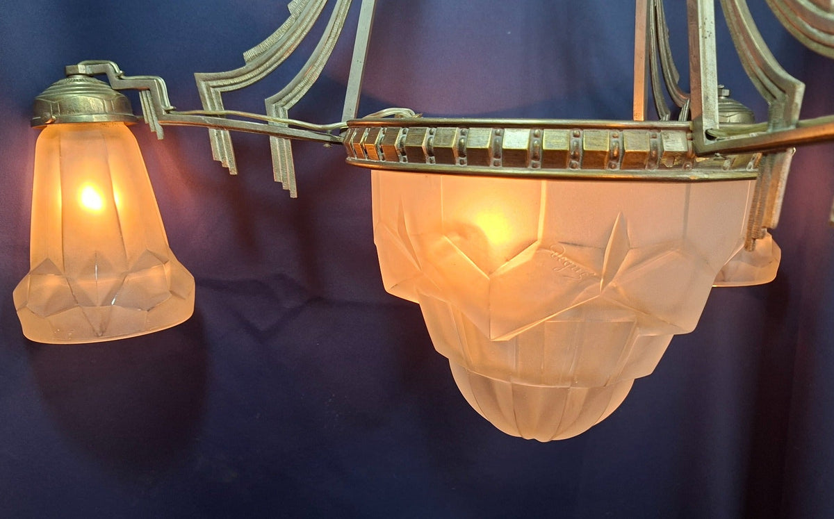 Degué Art-Déco-Lüster mit zentraler Pressglasschale und Seitenschirmen