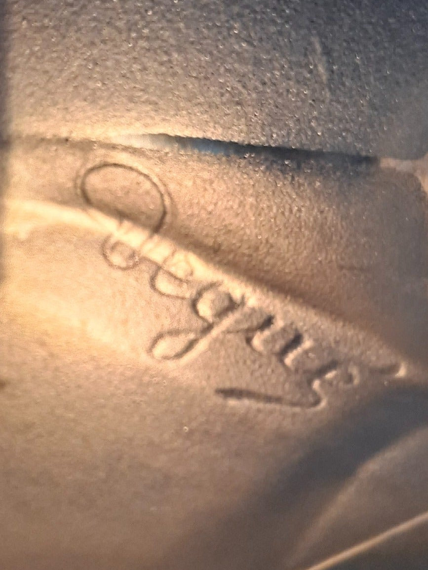 Degué Signatur und geometrisches Pressglasrelief
