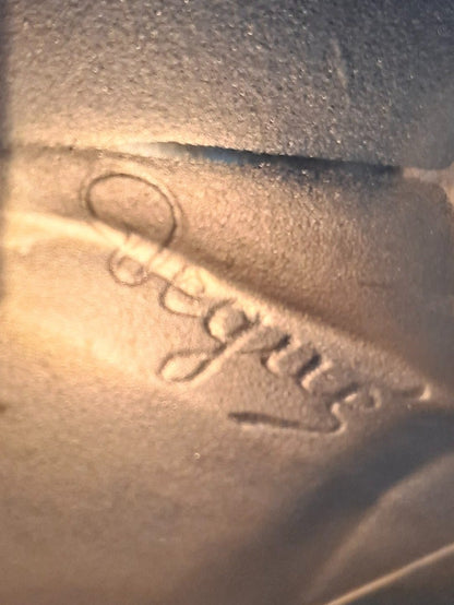 Degué Signatur und geometrisches Pressglasrelief