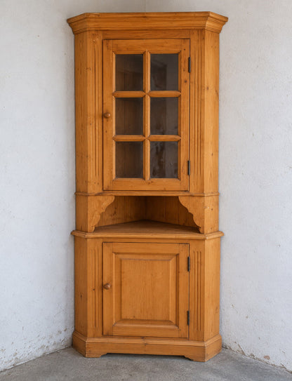 Vintage Eckschrank aus hellem Holz mit Glastür – 205 cm