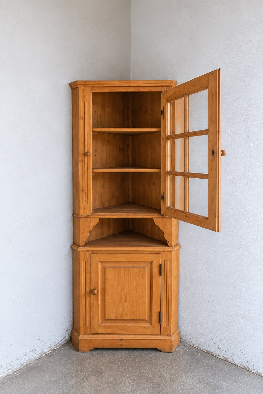 Vintage Eckschrank aus hellem Holz mit Glastür – 205 cm - Artikelbild von Fummel & Gedöns Secondhand-Store