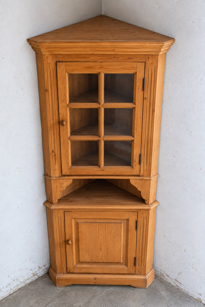 Vintage Eckschrank aus hellem Holz mit Glastür – 205 cm