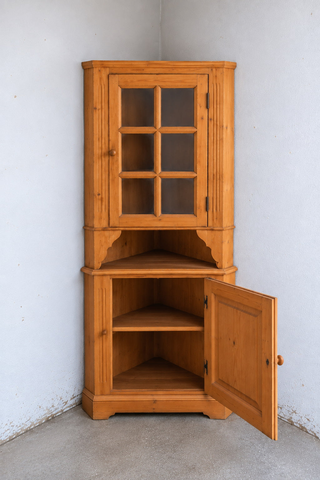 Vintage Eckschrank aus hellem Holz mit Glastür – 205 cm