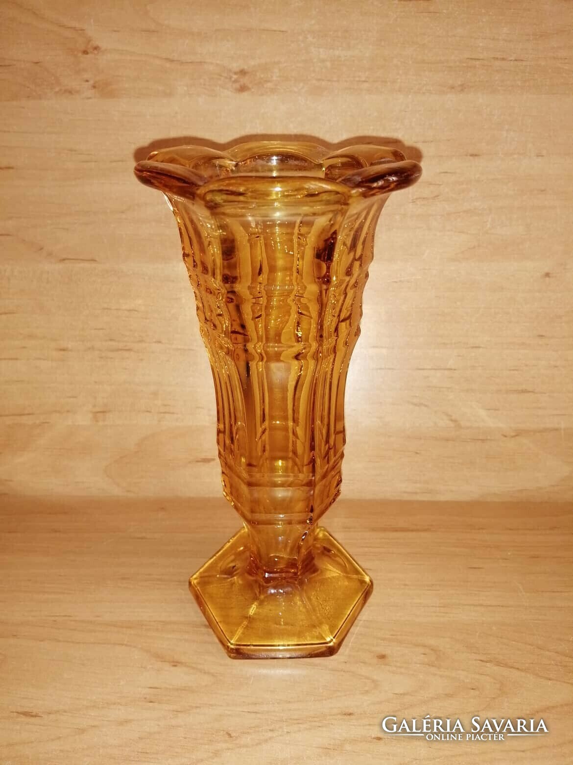 Brockwitz Art-déco-Pokalvase aus bernsteinfarbenem Pressglas - Artikelbild von Fummel & Gedöns Secondhand-Store
