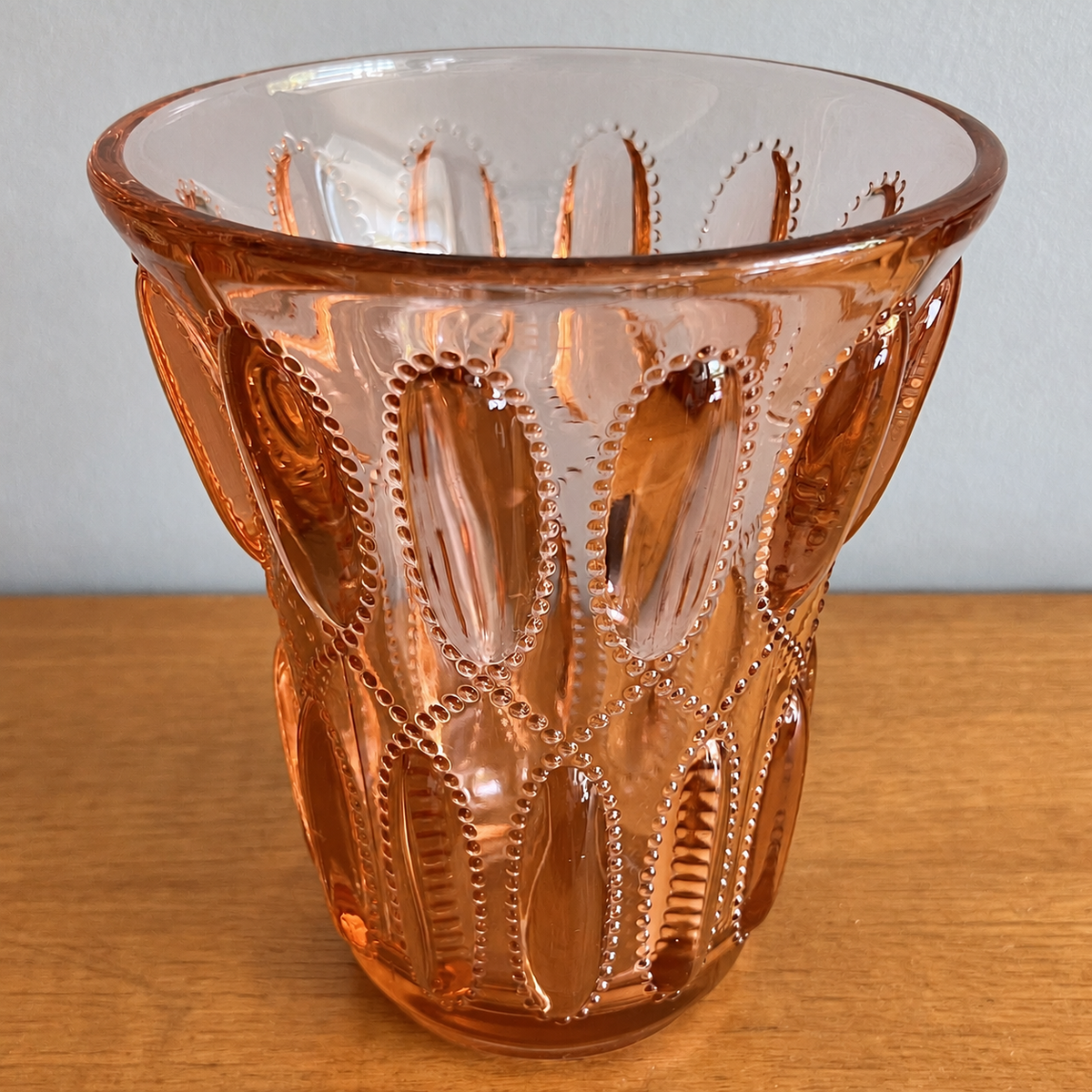 Val Saint Lambert Luxval „Ephémère“ Art-déco-Vase – pfirsichfarbenes Pressglas, 1930er - Artikelbild von Fummel & Gedöns Secondhand-Store