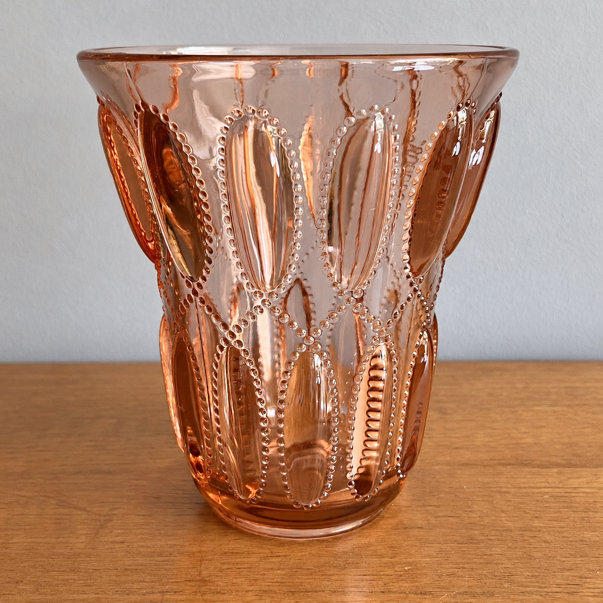 Val Saint Lambert Luxval „Ephémère“ Art-déco-Vase – pfirsichfarbenes Pressglas, 1930er