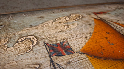 Detail des Segelschiffs mit orangefarbenen Segeln und britischer Flagge