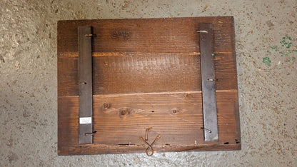 Rückseite der Holztafel mit Querleisten und Aufhängung