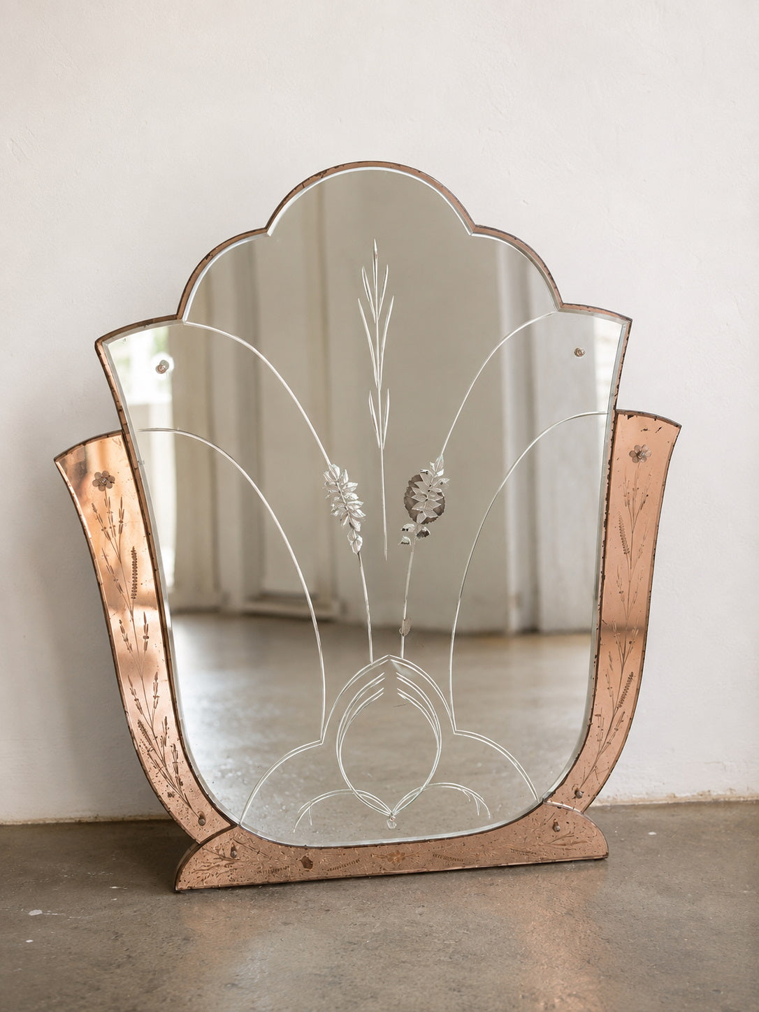 Art-Déco Wandspiegel mit Pfirsichglas & floraler Ätzung – 1930er Jahre