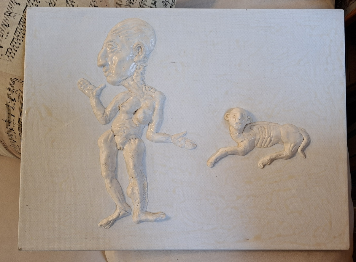 Weißes Figurenrelief Gesamtansicht