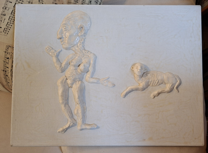 Weißes Figurenrelief Gesamtansicht