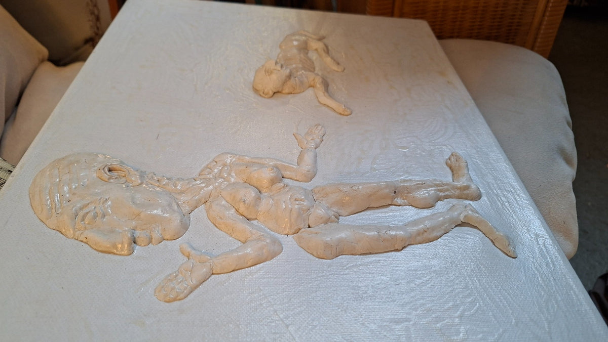 Weißes plastisches Figurenrelief auf Leinwand - Artikelbild von Fummel & Gedöns Secondhand-Store