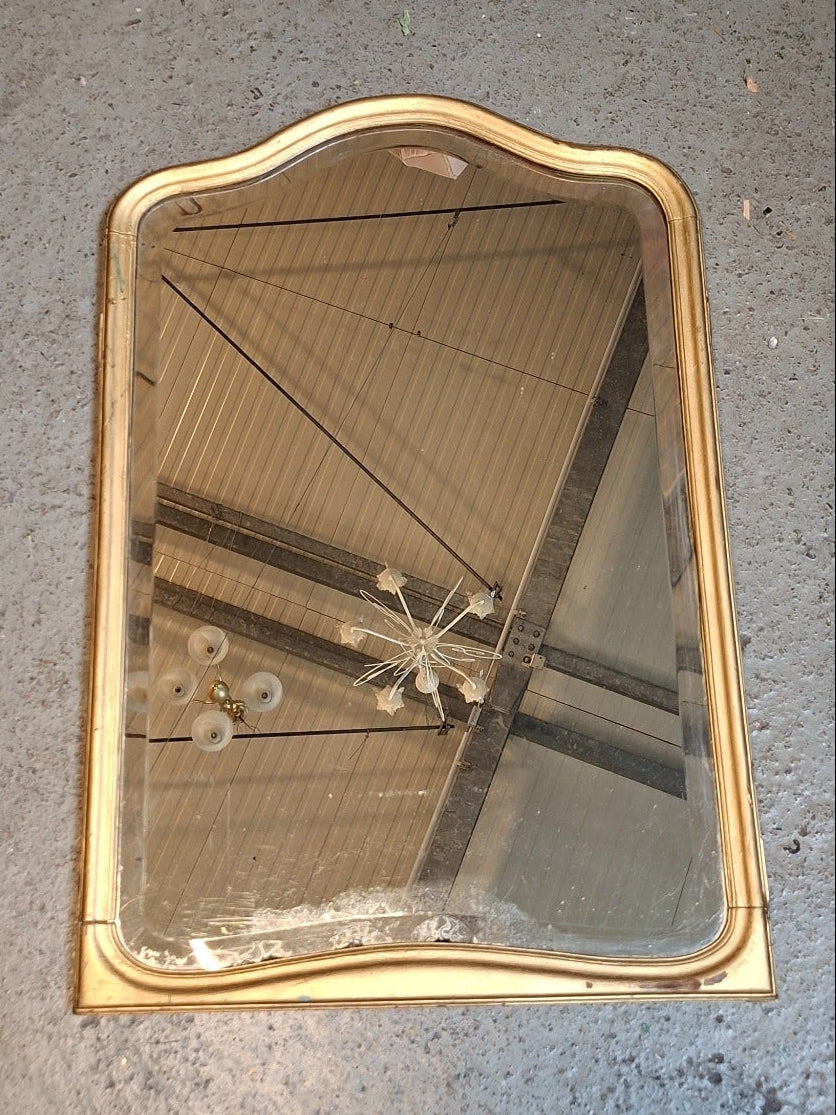 Französischer Art-Déco Wandspiegel – goldfarbener Holzrahmen – 85 × 55,5 cm - Artikelbild von Fummel & Gedöns Secondhand-Store