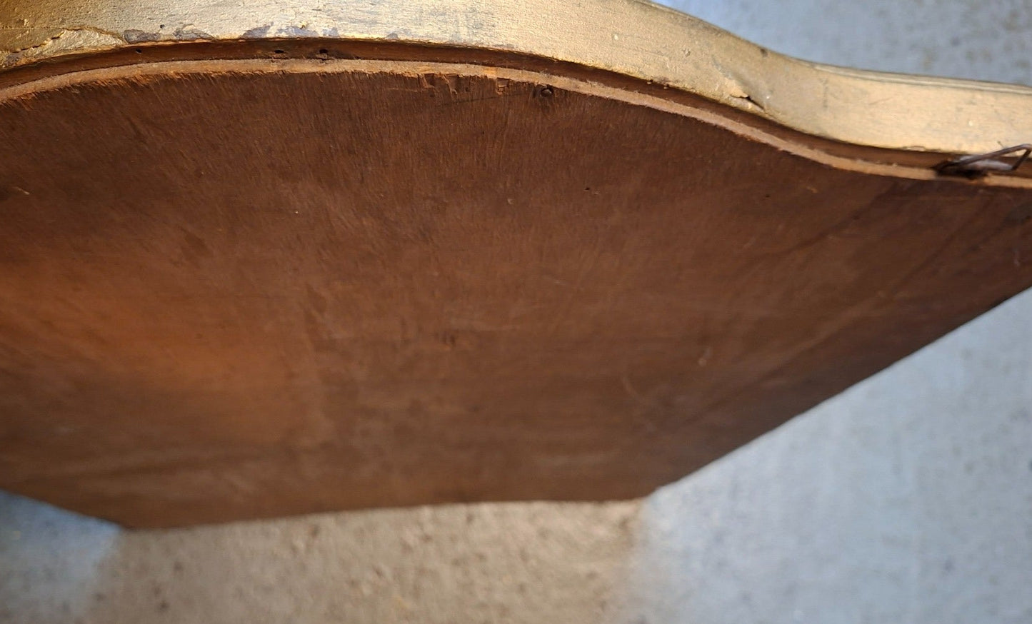 Rückseite des französischen Art-Déco Wandspiegels mit Holzrückwand und Aufhängung