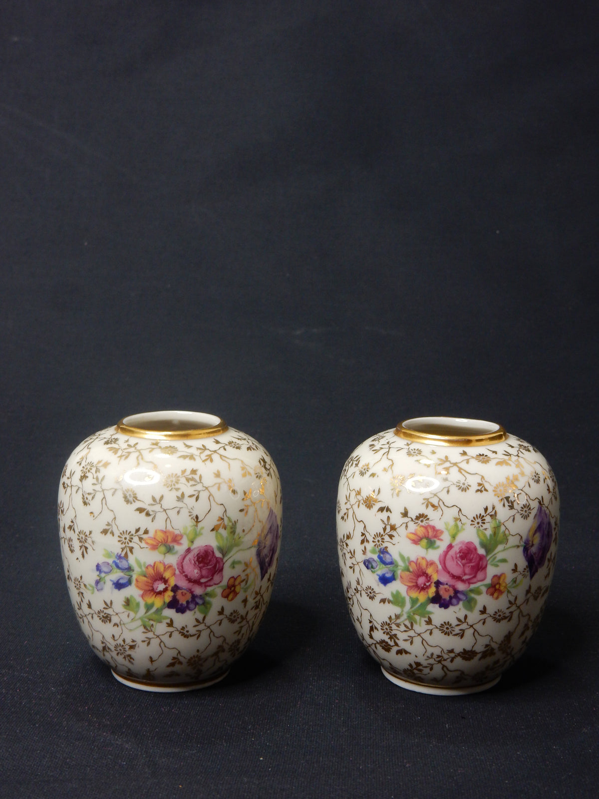 Kerafina KPM Porzellan Vasen (2er-Set) – handbemalt mit Gold – 50er Ja – Fummel & Gedöns Secondhand-Store