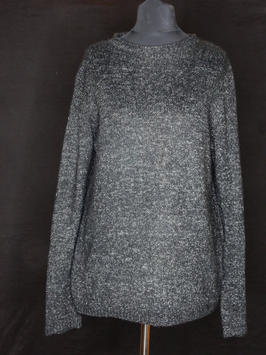 Schwarzmelierter Strickpullover