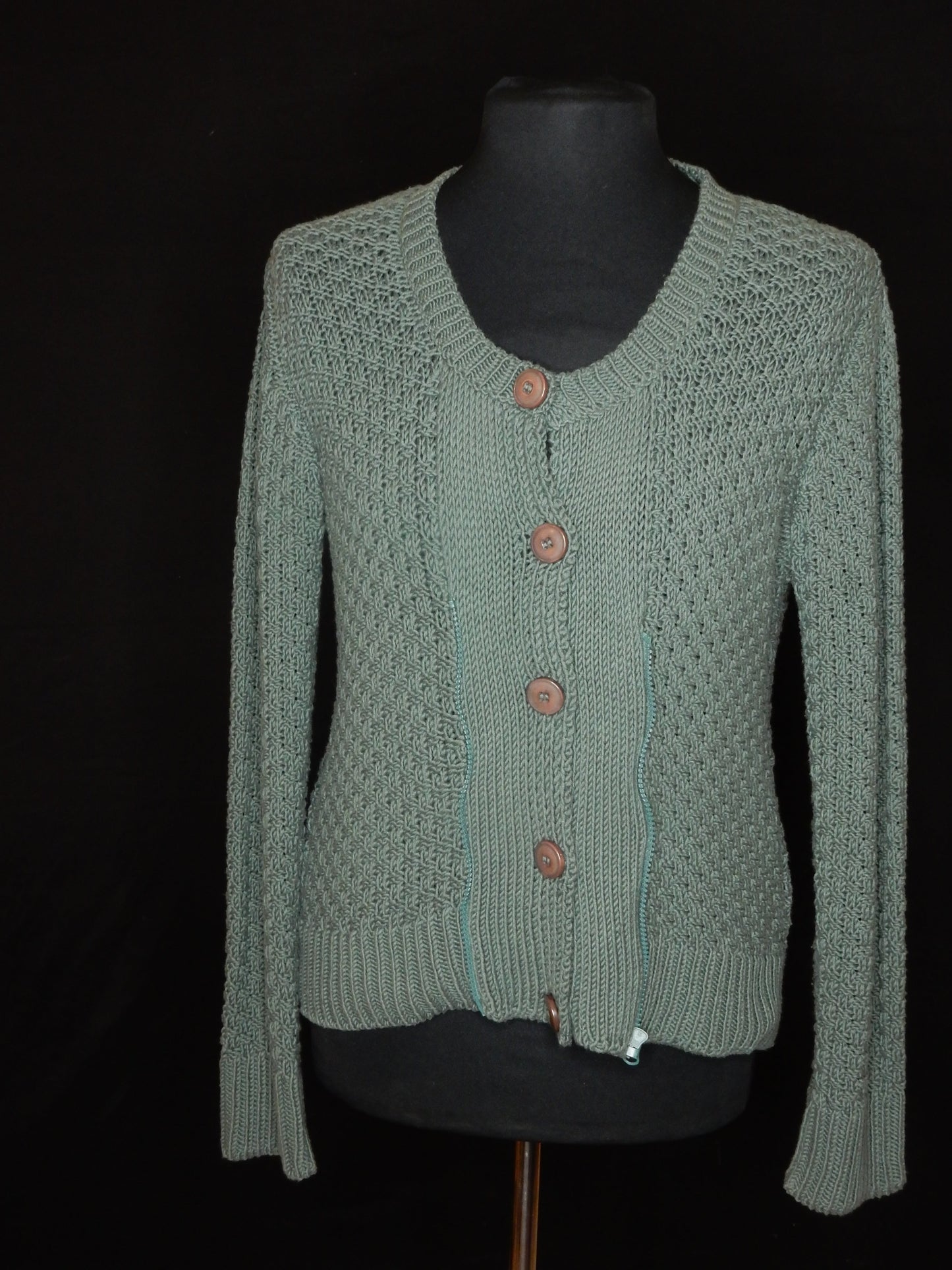 Strickjacke mit Knöpfen und Reißverschluss