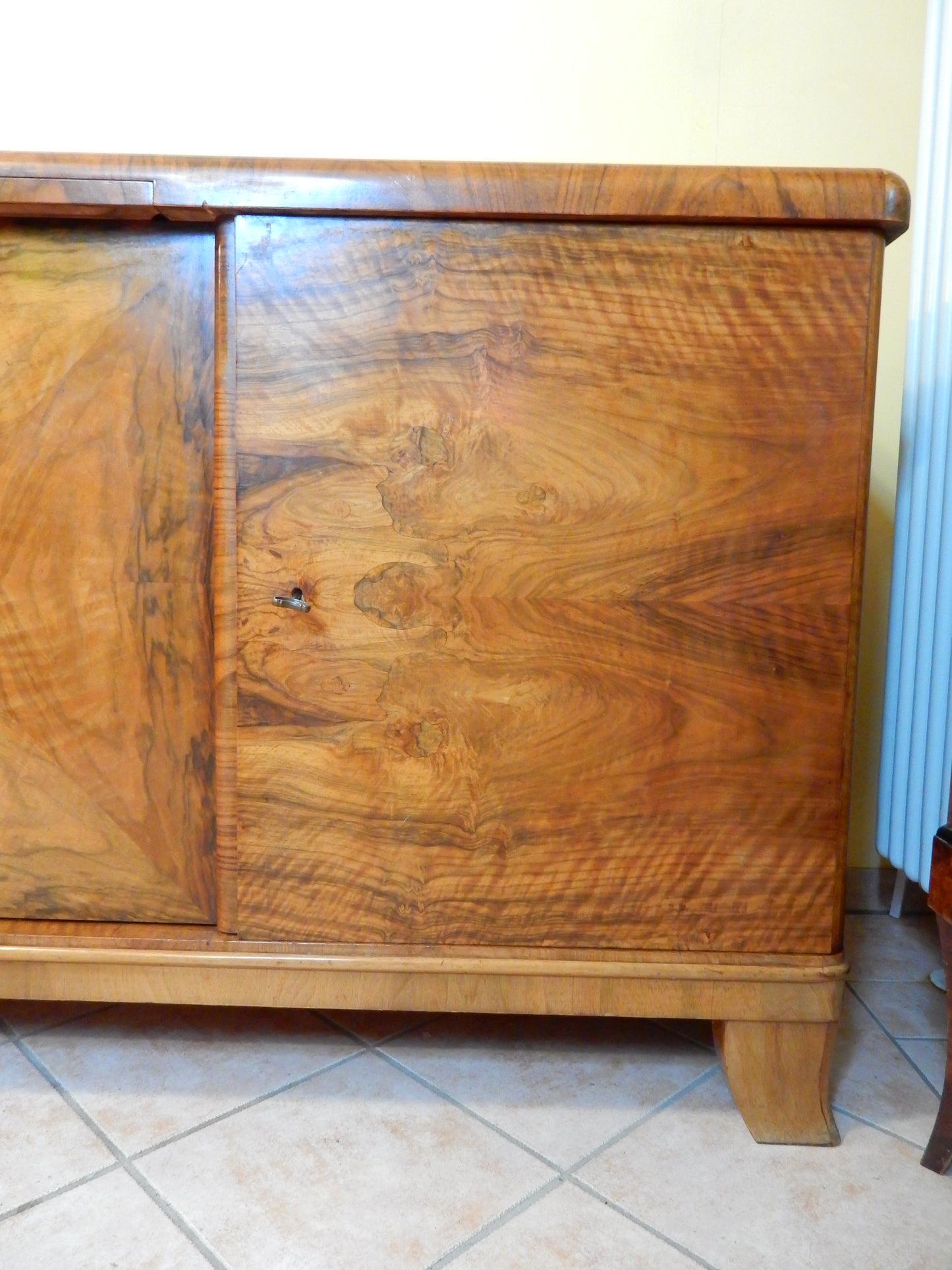 30er Jahre Esszimmerschrank / Sideboard Nussholz Art Déco