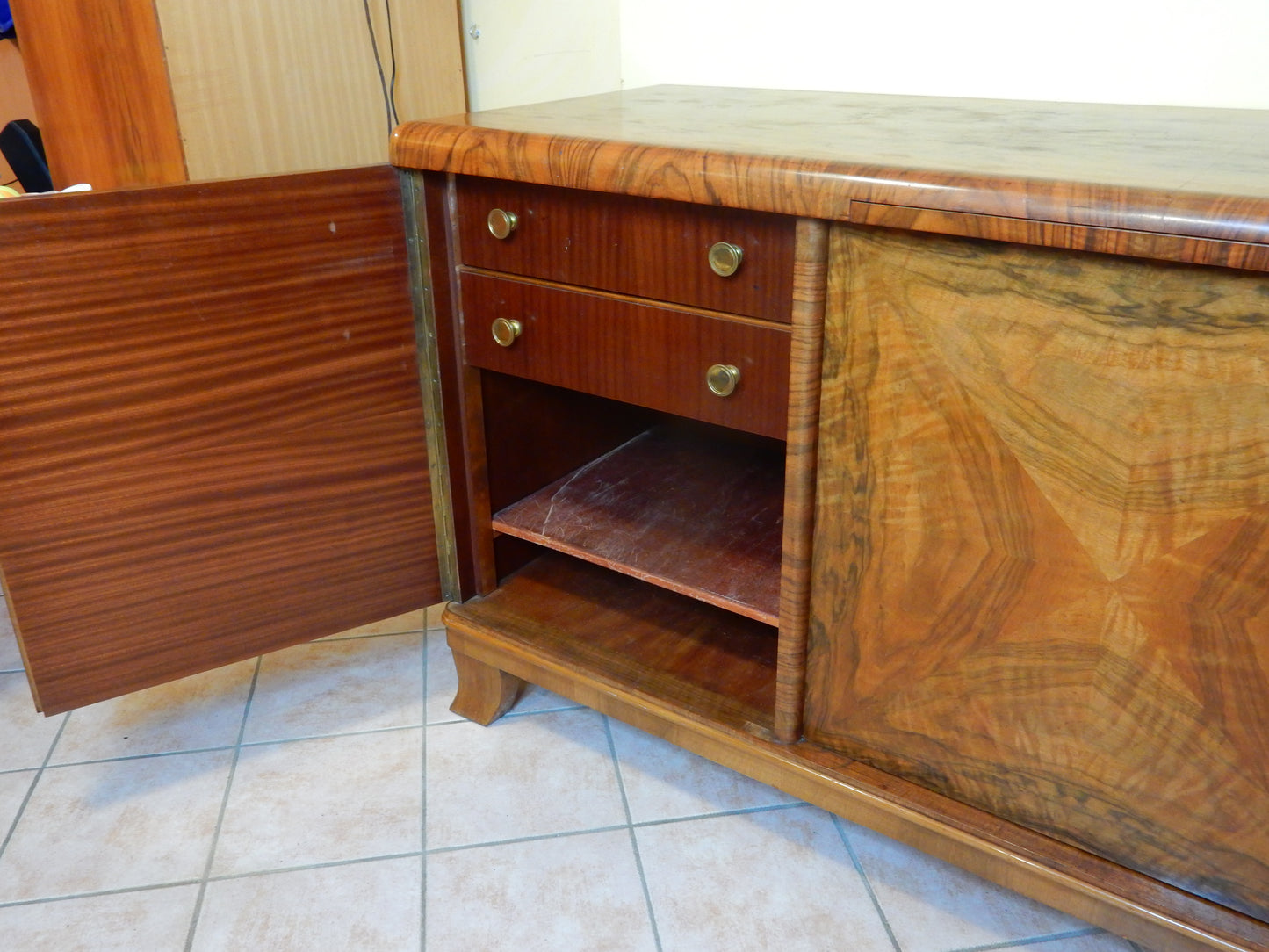 30er Jahre Esszimmerschrank / Sideboard Nussholz Art Déco