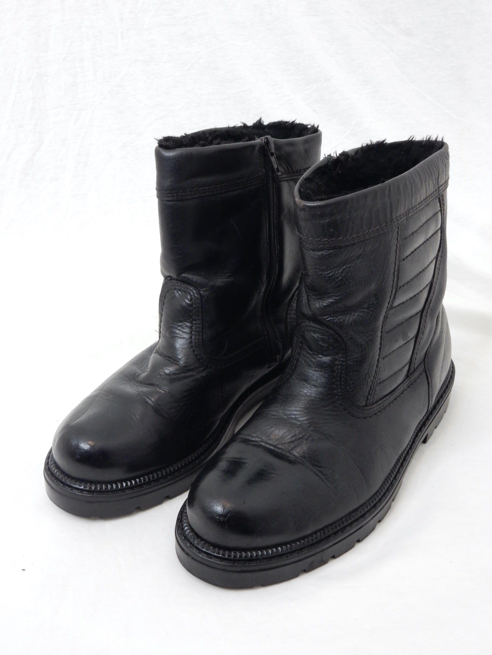 Schwarze Stiefeletten von For World - Artikelbild von Fummel & Gedöns Secondhand-Store