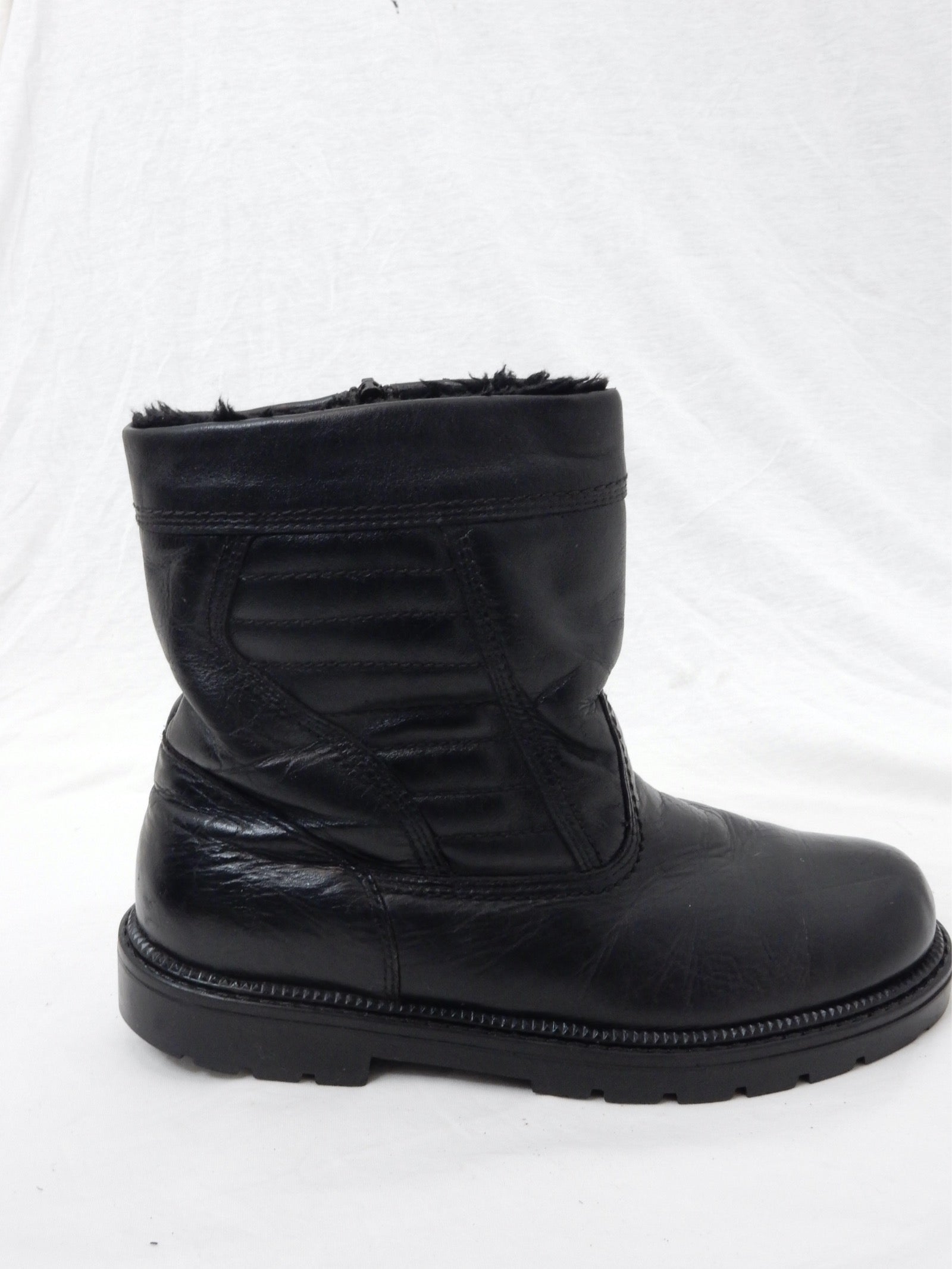 Schwarze Stiefeletten von For World - Artikelbild von Fummel & Gedöns Secondhand-Store