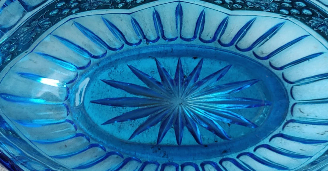 Detailansicht des blauen Glasbodens der Brockwitz Ariadne Schale mit strahlenförmigem Relief