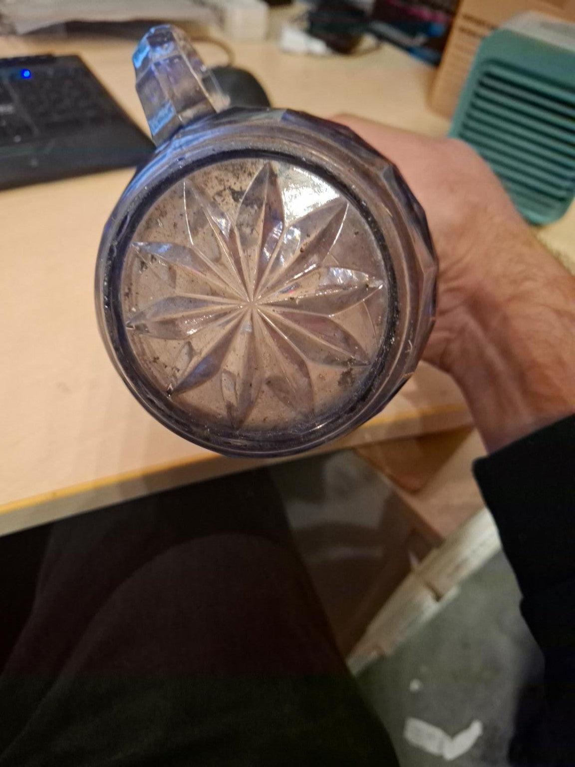 Jeannette Cube / Cubist Glaskrug – violettes Depression Glass, 1930er – 17 cm - Artikelbild von Fummel & Gedöns Secondhand-Store