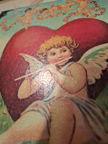 Engel- und Herzmotiv nach Valentinskarte von 1910 mit Oberflächenstruktur