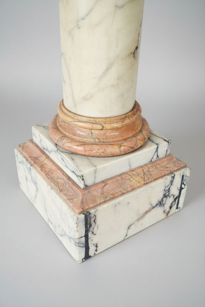 Sockeldetail der Marmorsäule aus weißem Arabescato und Breccia Pernice