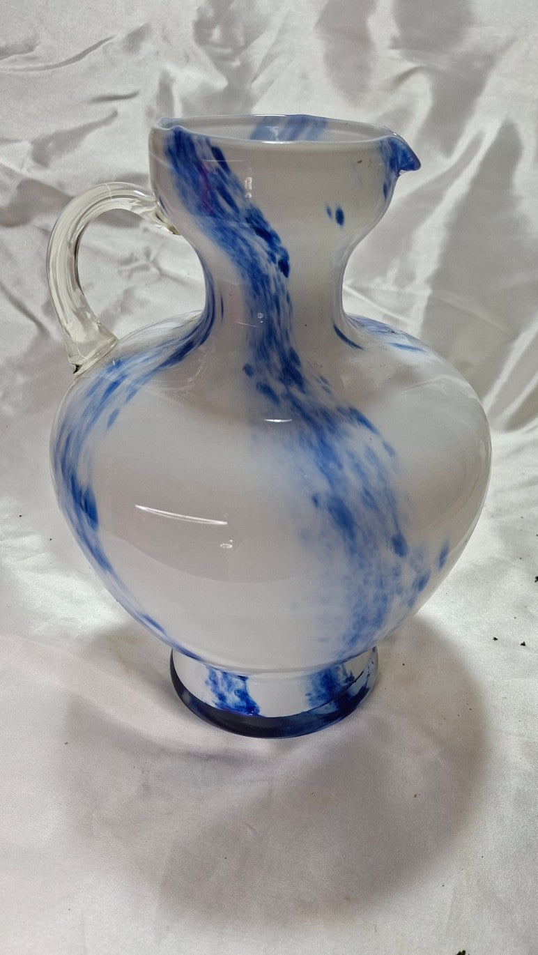 Italienischer Kunstglas-Krug aus weißem und kobaltblauem Glas