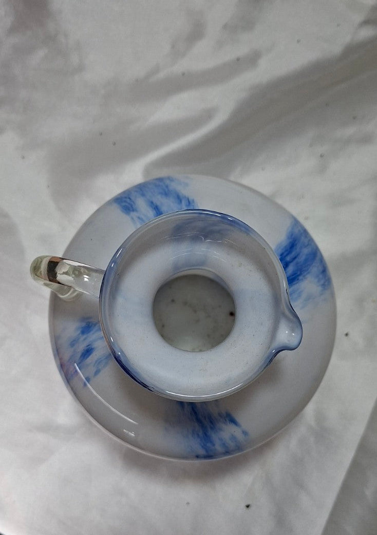 Italienischer Kunstglas-Krug mit klarem Henkel und blau-weißer Glaszeichnung