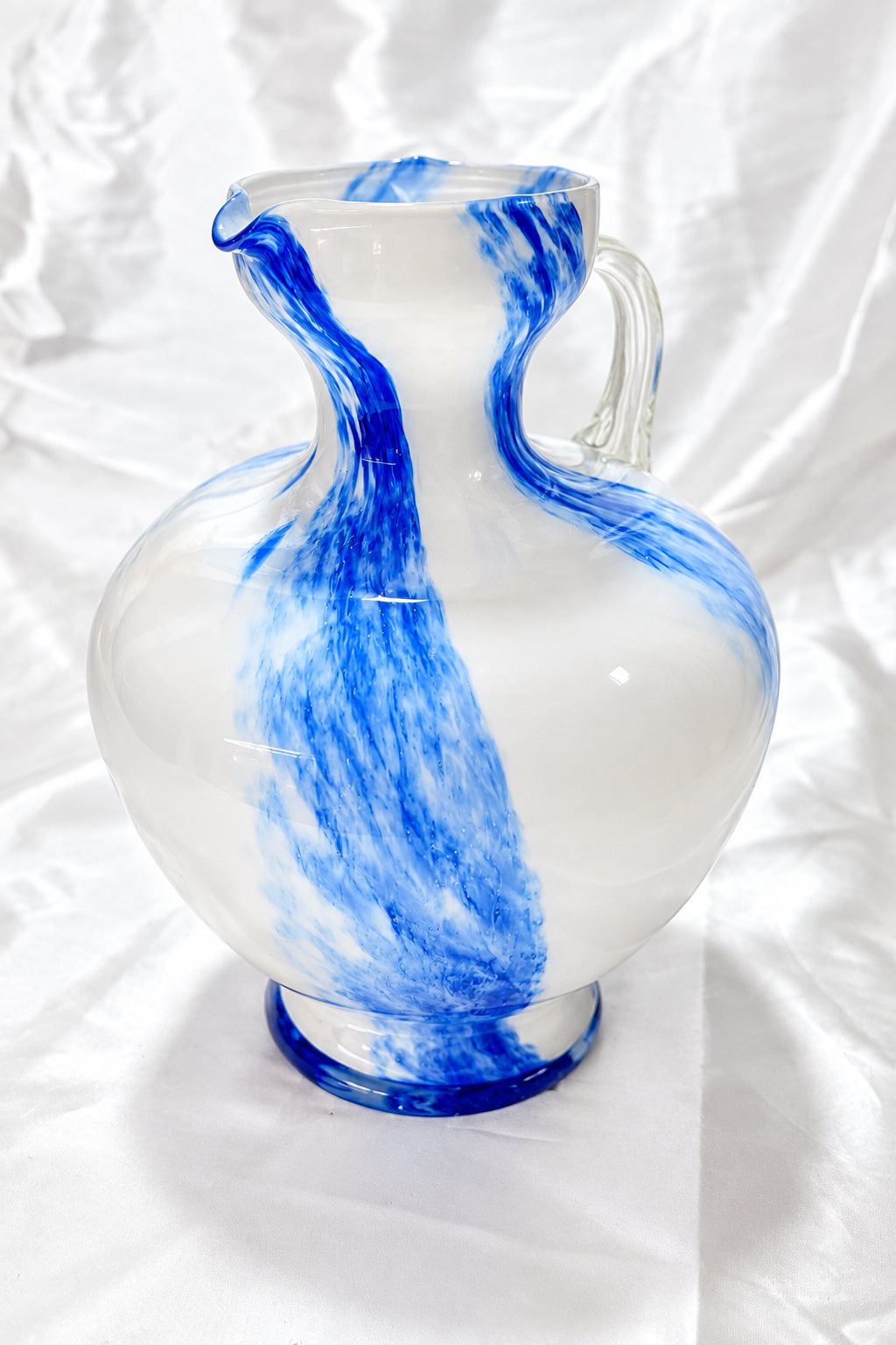 Kunstglas-Krug aus Italien, Seitenansicht