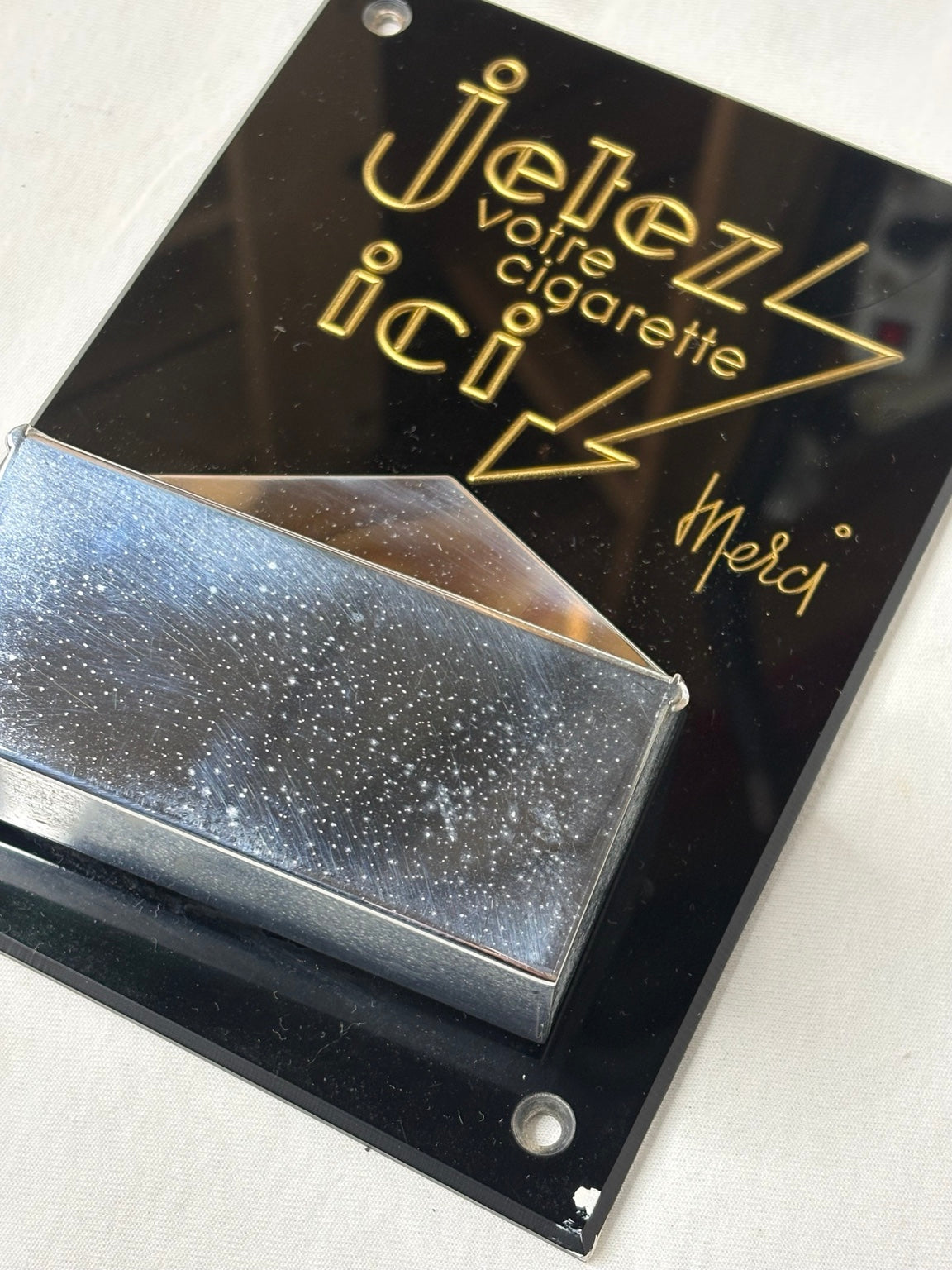 Vintage französischer Wandaschenbecher „Jetez votre cigarette ici“ 1960er/70er - Artikelbild von Fummel & Gedöns Secondhand-Store