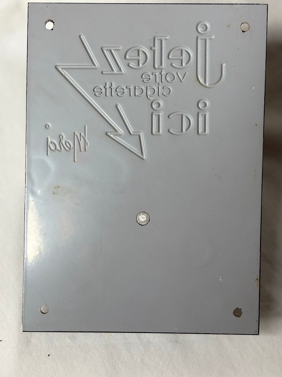 Vintage französischer Wandaschenbecher „Jetez votre cigarette ici“ 1960er/70er - Artikelbild von Fummel & Gedöns Secondhand-Store