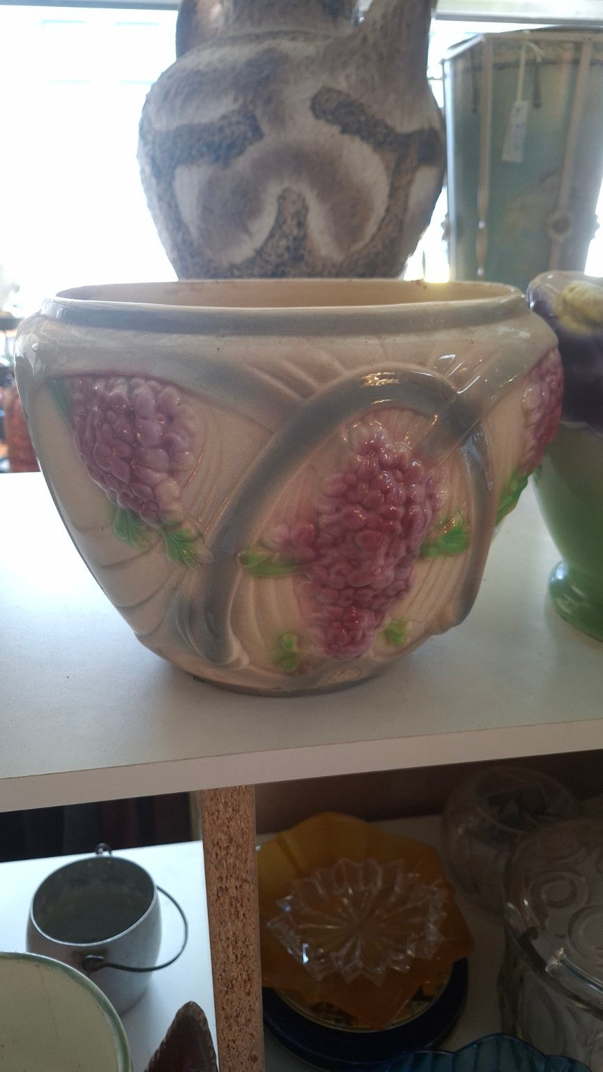 Großer Westerwald Jugendstil Cachepot mit plastischem Fliederdekor, ca. 20 cm hoch und 24 cm Durchmesser