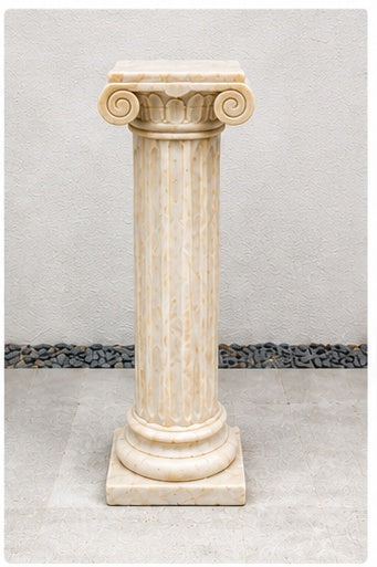 Botticino-Classico-Marmorsäule mit ionischem Kapitell vor natürlichem Hintergrund